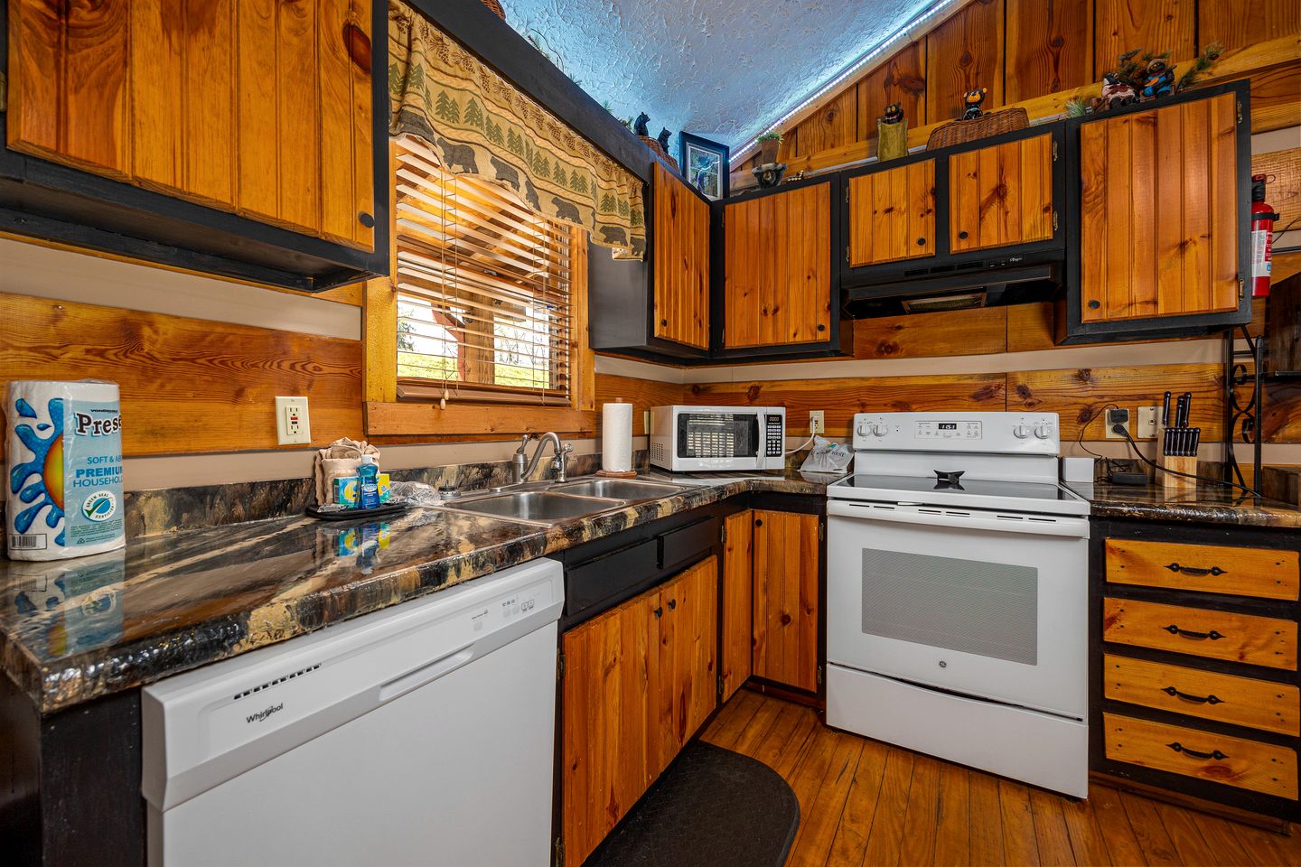 Cozy Cabin with Barbecue Perfect for a Romantic Getaway in Pigeon Forge, Tennessee