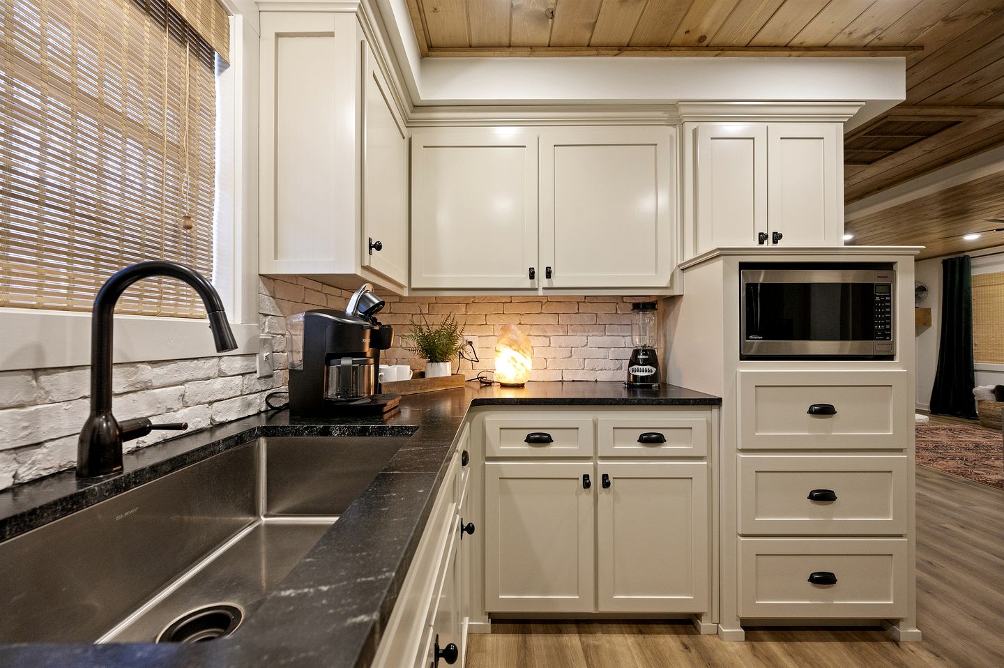 Cozy Cabin with Additional Studio Mini-Cabin in Broken Bow, Oklahoma