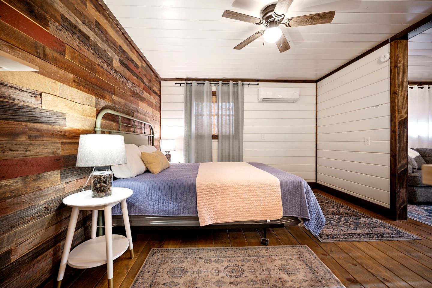 Cozy Cabin with Additional Studio Mini-Cabin in Broken Bow, Oklahoma