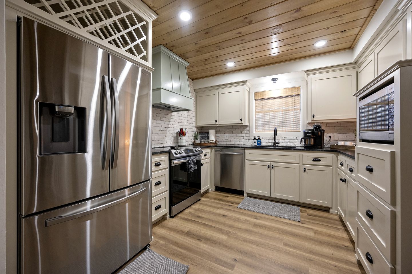 Cozy Cabin with Additional Studio Mini-Cabin in Broken Bow, Oklahoma