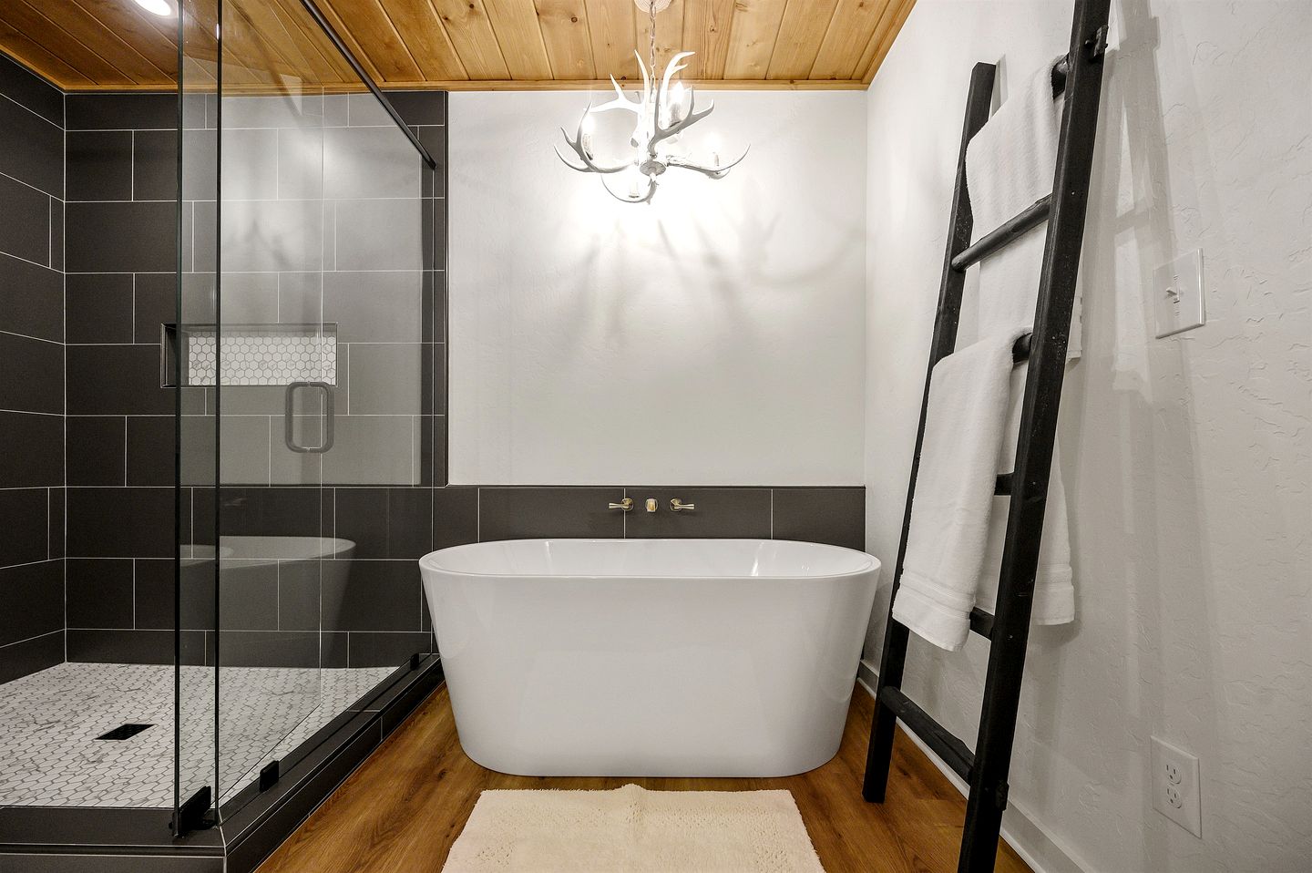 Cozy Cabin with Additional Studio Mini-Cabin in Broken Bow, Oklahoma
