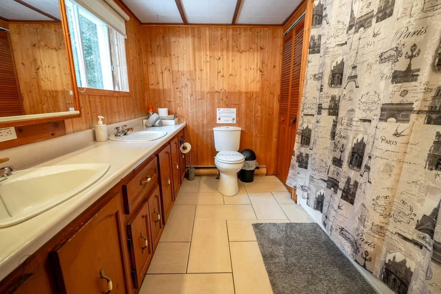 Cozy Cabin with Beautiful Spa Area and Game Room in Saint Come, Quebec