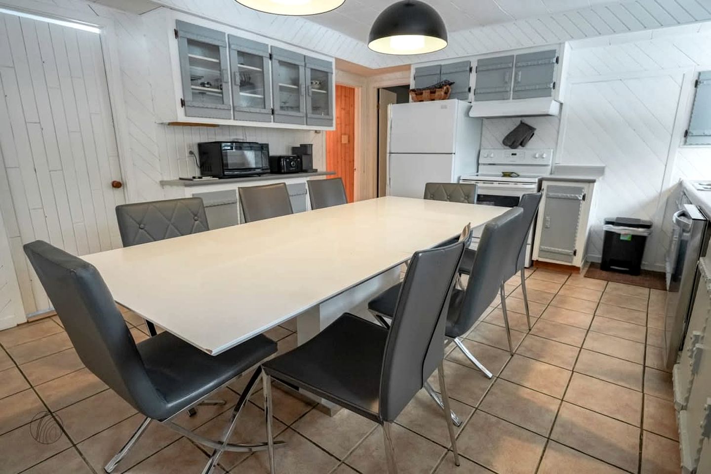 Cozy Cabin with Beautiful Spa Area and Game Room in Saint Come, Quebec