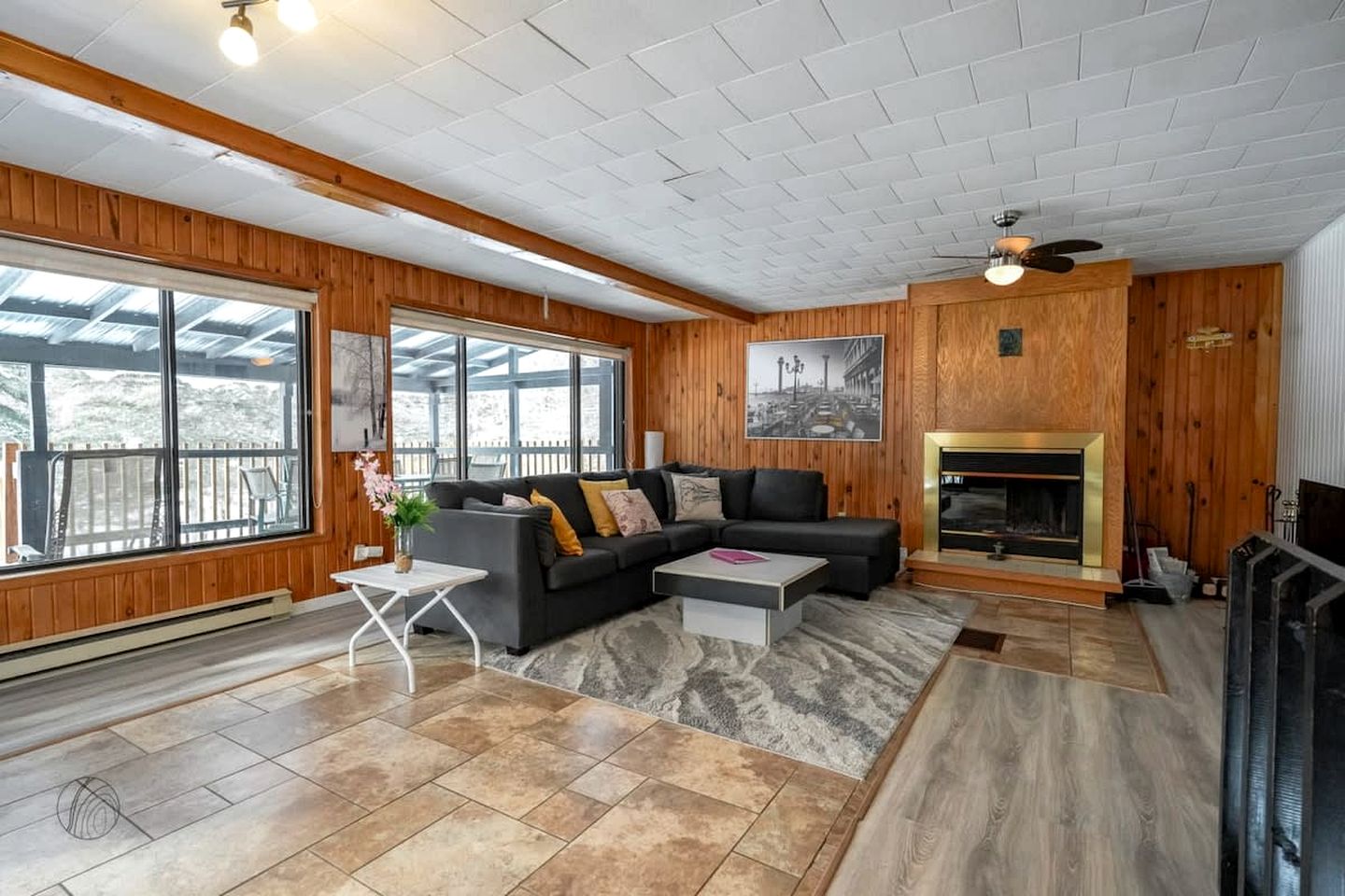 Cozy Cabin with Beautiful Spa Area and Game Room in Saint Come, Quebec