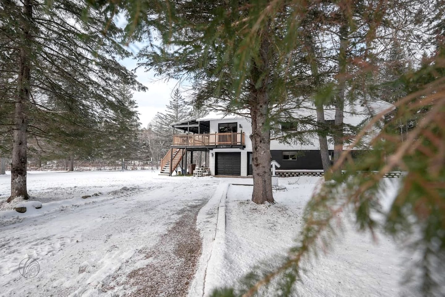 Cozy Cabin with Beautiful Spa Area and Game Room in Saint Come, Quebec