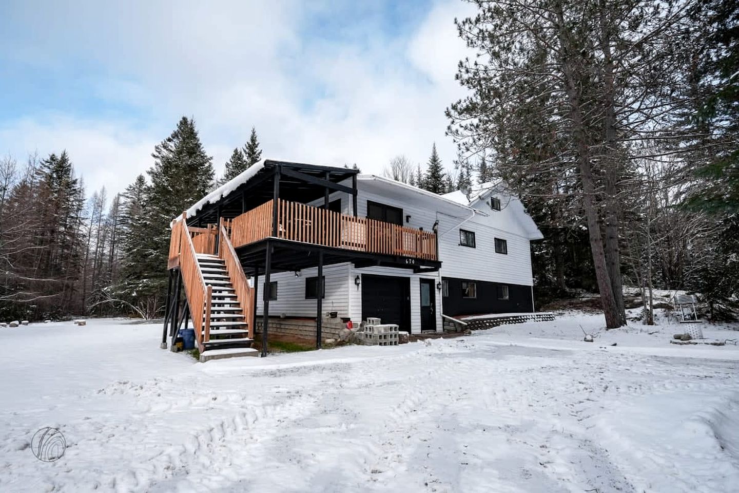 Cozy Cabin with Beautiful Spa Area and Game Room in Saint Come, Quebec