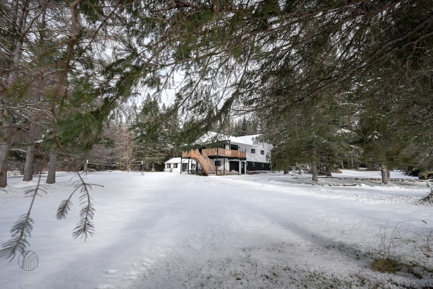 Cozy Cabin with Beautiful Spa Area and Game Room in Saint Come, Quebec