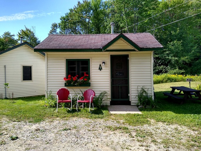 Cozy Cabin in Cadillac, Michigan, near Mitchell State Park - Perfect for a Glamping Getaway with Your Family