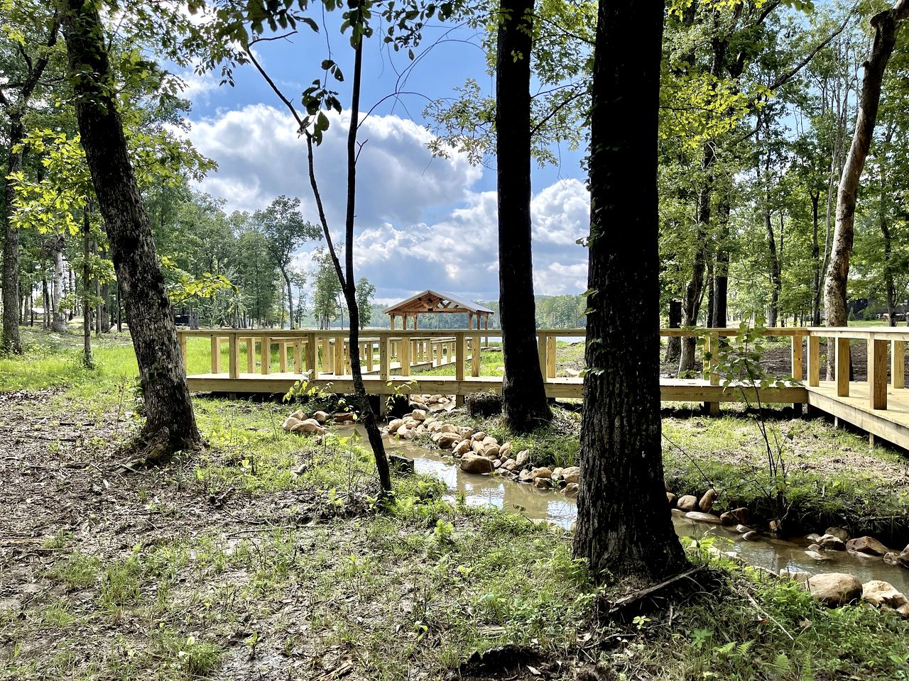 Cozy Cabin Getaway with Lake Views and Grilling Area in Tennessee