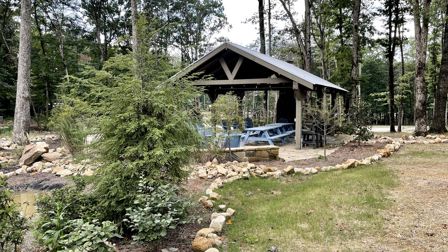 Cozy Cabin Getaway with Lake Views and Grilling Area in Tennessee