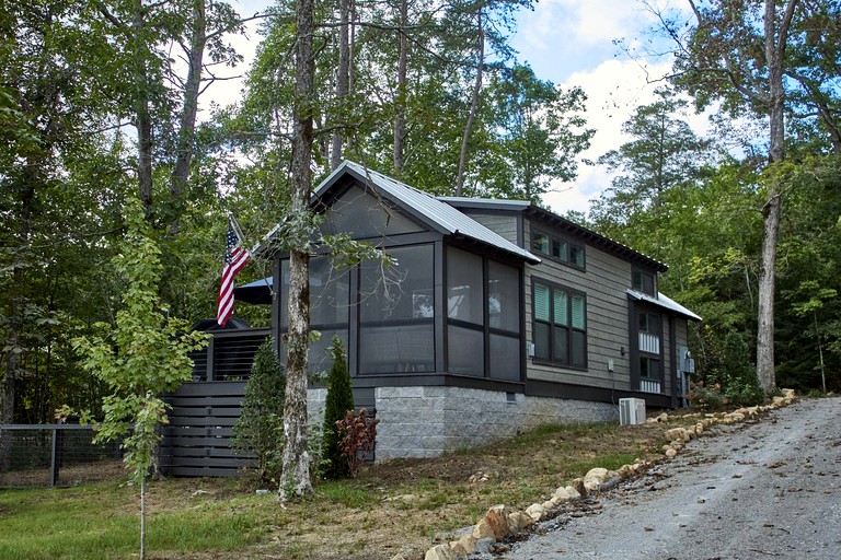 Cozy Cabin Getaway with Lake Views and Grilling Area in Tennessee