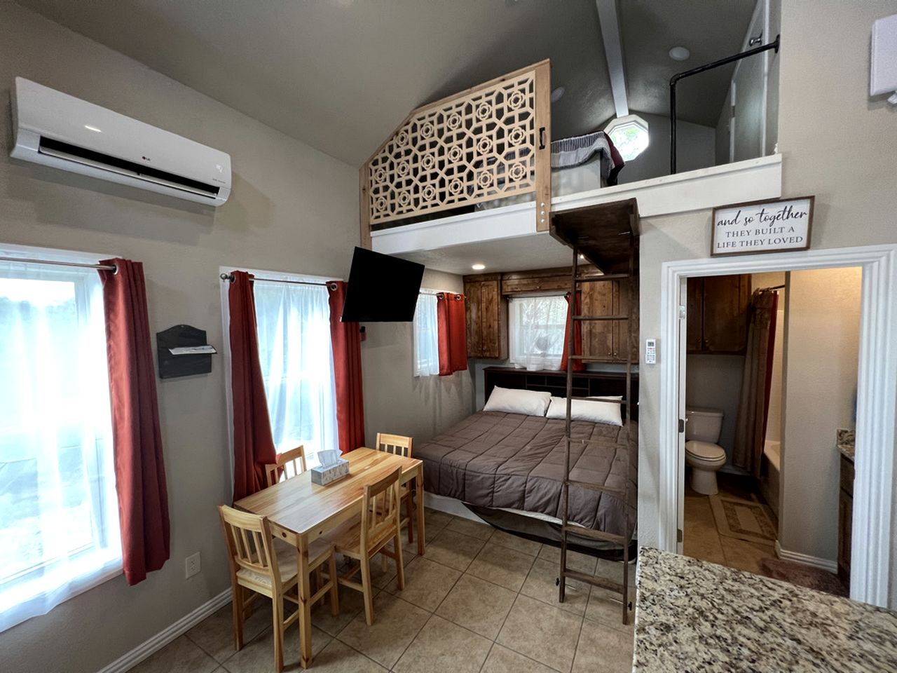 Cozy Cabin for Glamping Stay on Lake Godstone, Texas