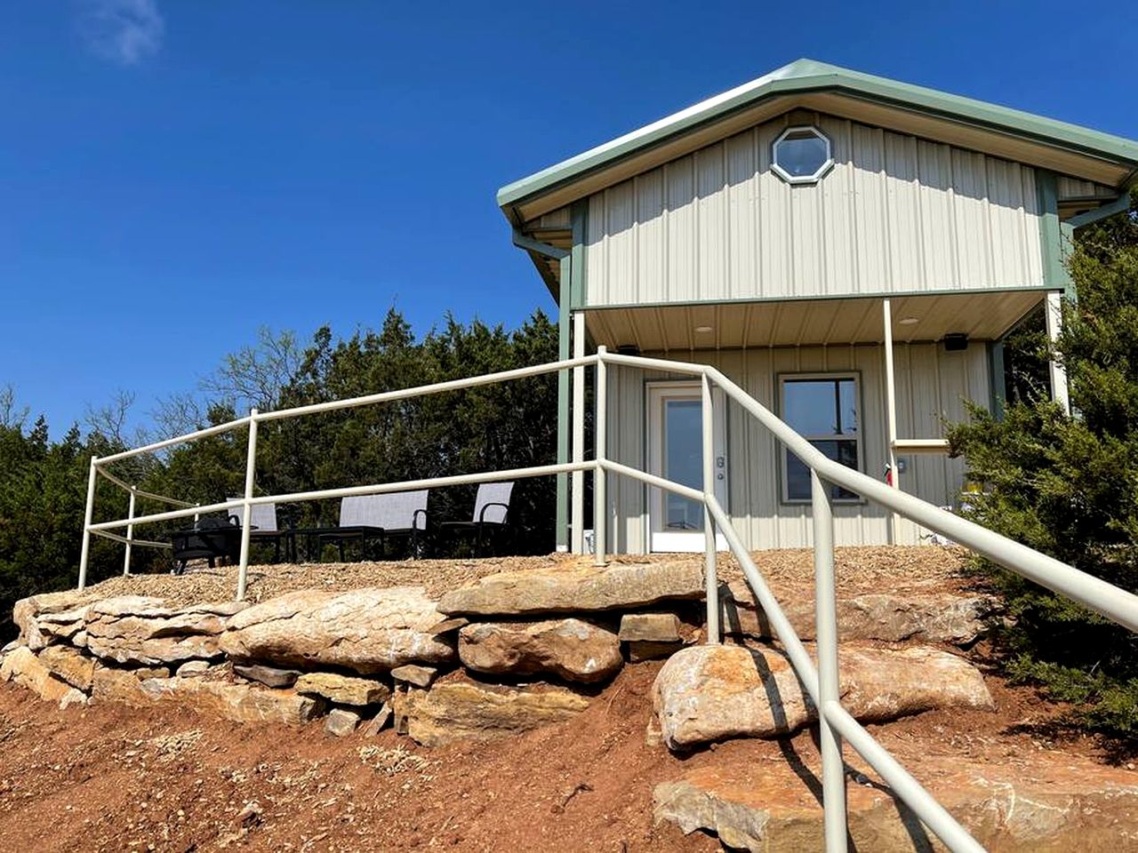 Cozy Cabin for Glamping Stay on Lake Godstone, Texas