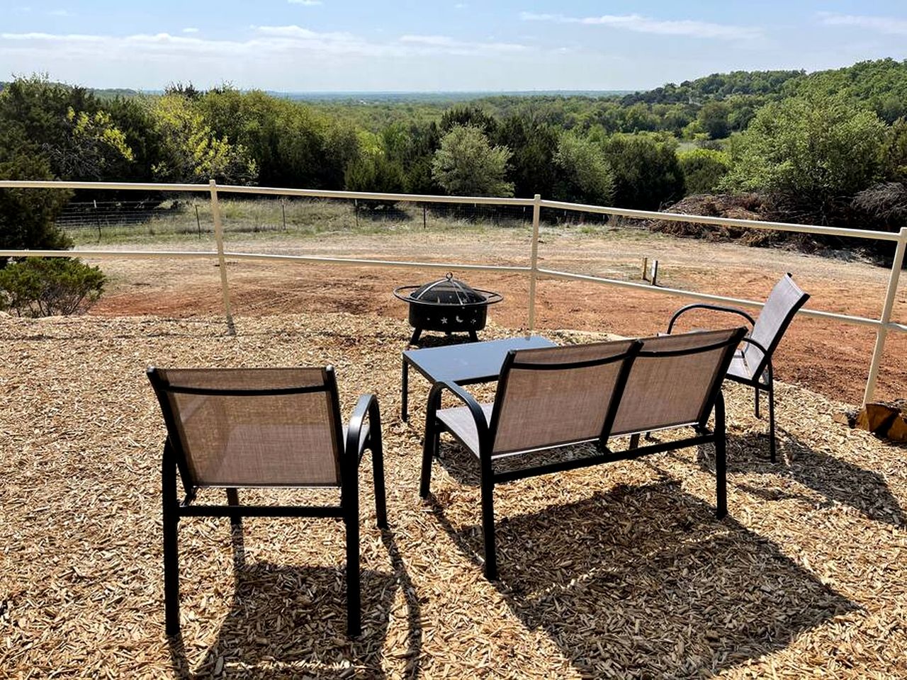 Cozy Cabin for Glamping Stay on Lake Godstone, Texas