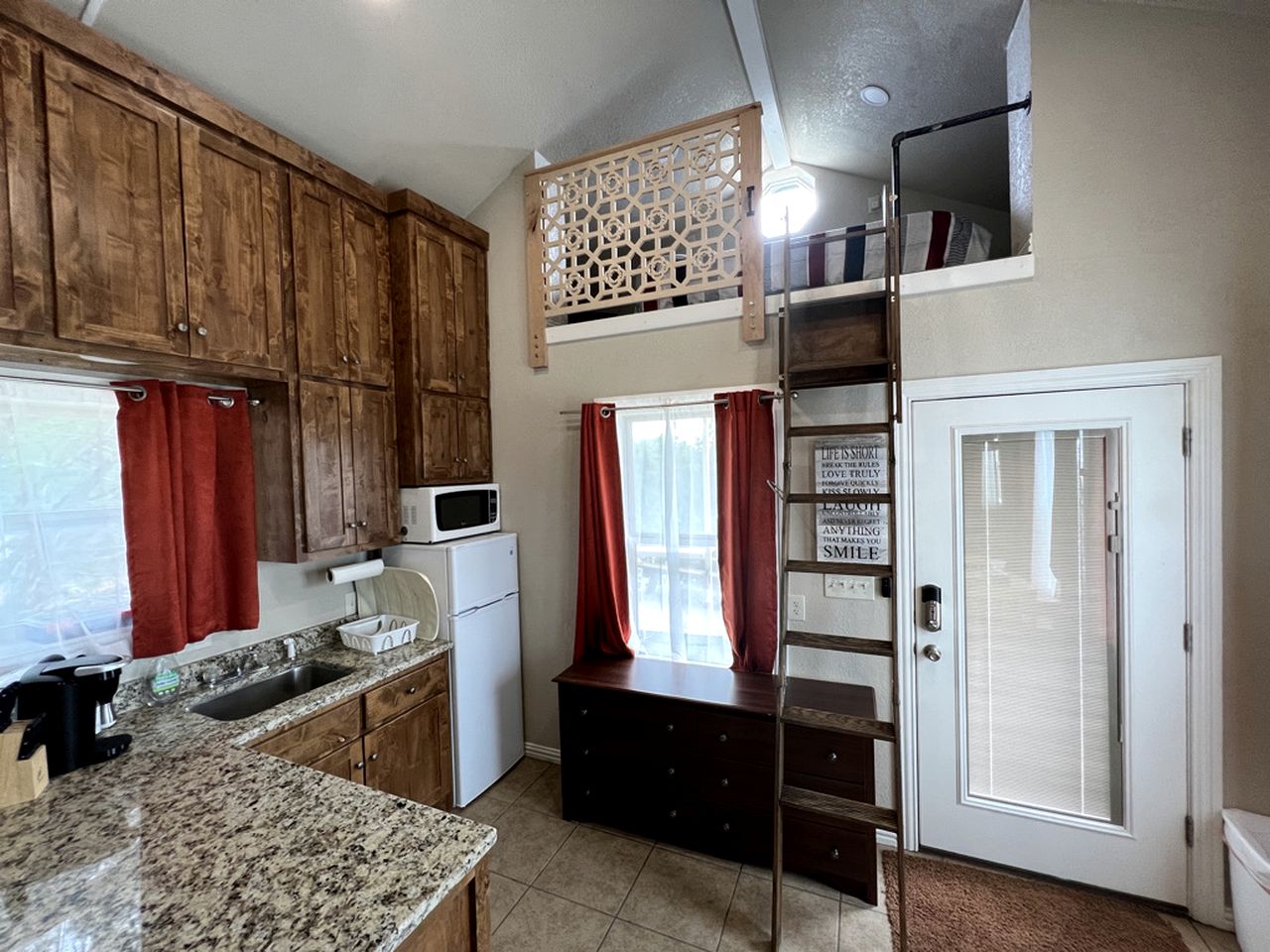 Cozy Cabin for Glamping Stay on Lake Godstone, Texas