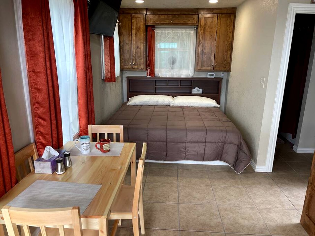 Cozy Cabin for Glamping Stay on Lake Godstone, Texas