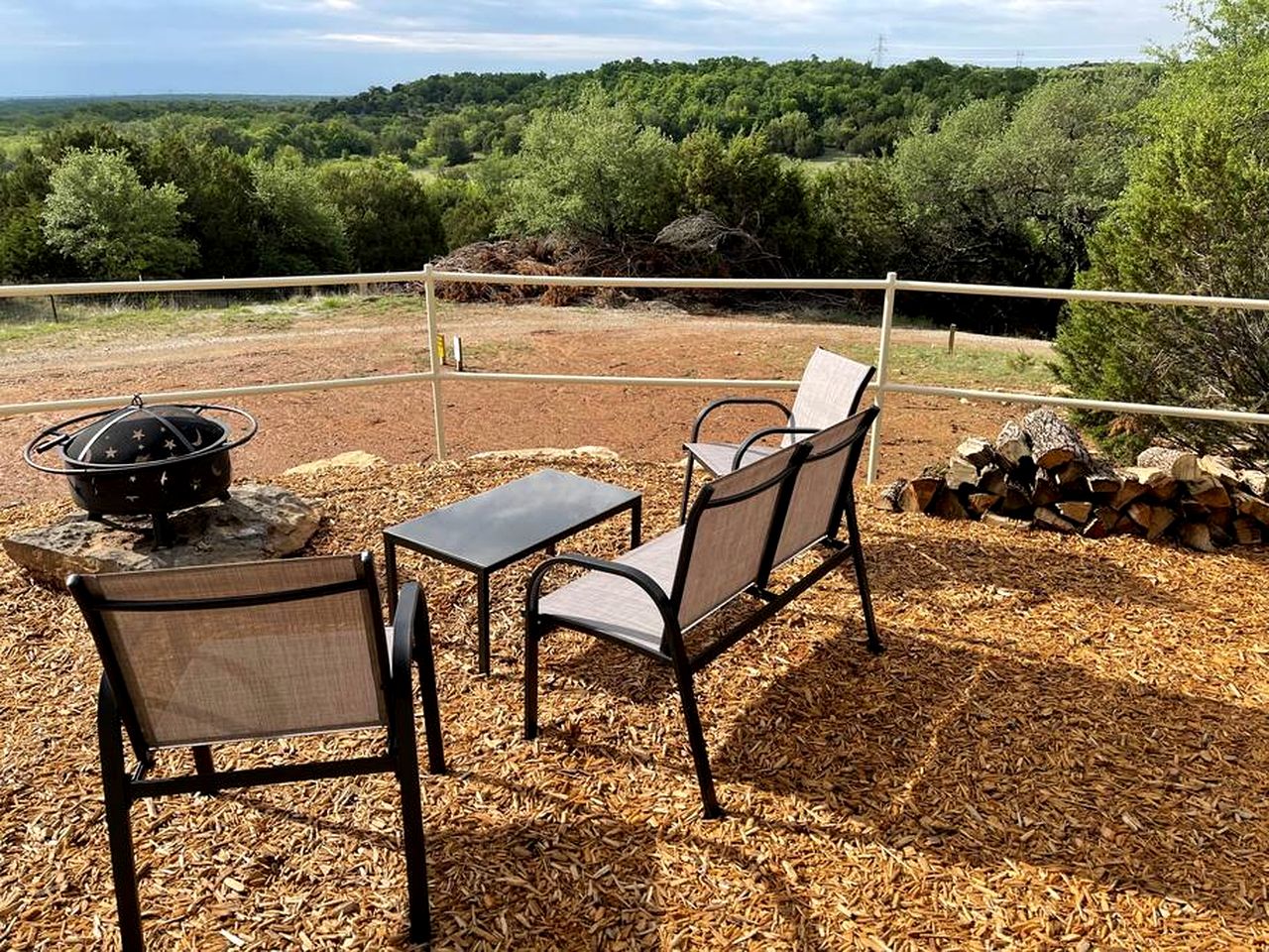 Cozy Cabin for Glamping Stay on Lake Godstone, Texas