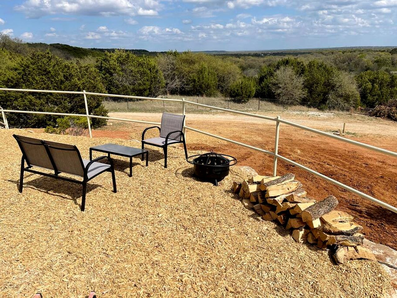 Cozy Cabin for Glamping Stay on Lake Godstone, Texas