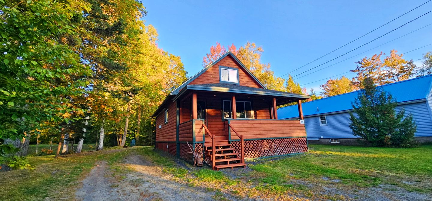 Vibrant Cozy Cabin Haven Near Moosehead Lake, Maine