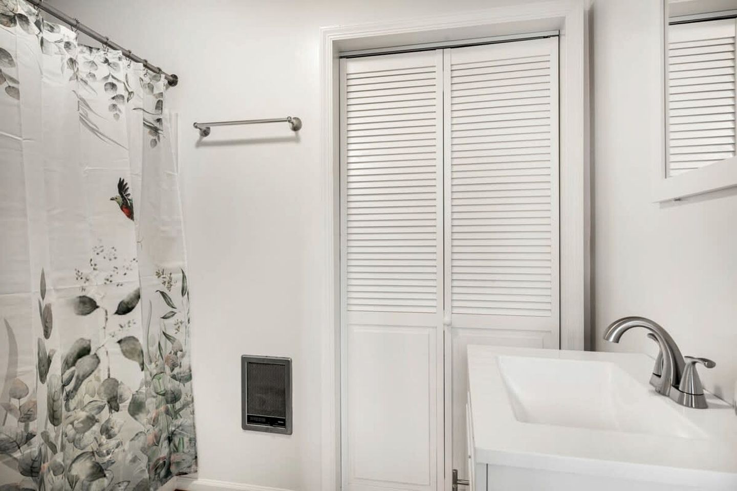 Spacious Chalet Cabin with Hot Tub, Fire Pit and Grill in Rock Gap, WV