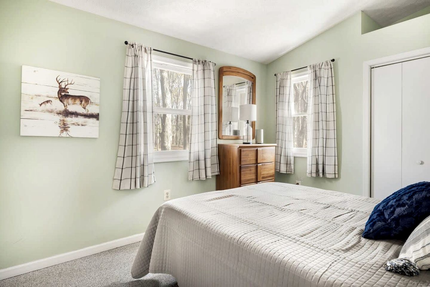 Spacious Chalet Cabin with Hot Tub, Fire Pit and Grill in Rock Gap, WV