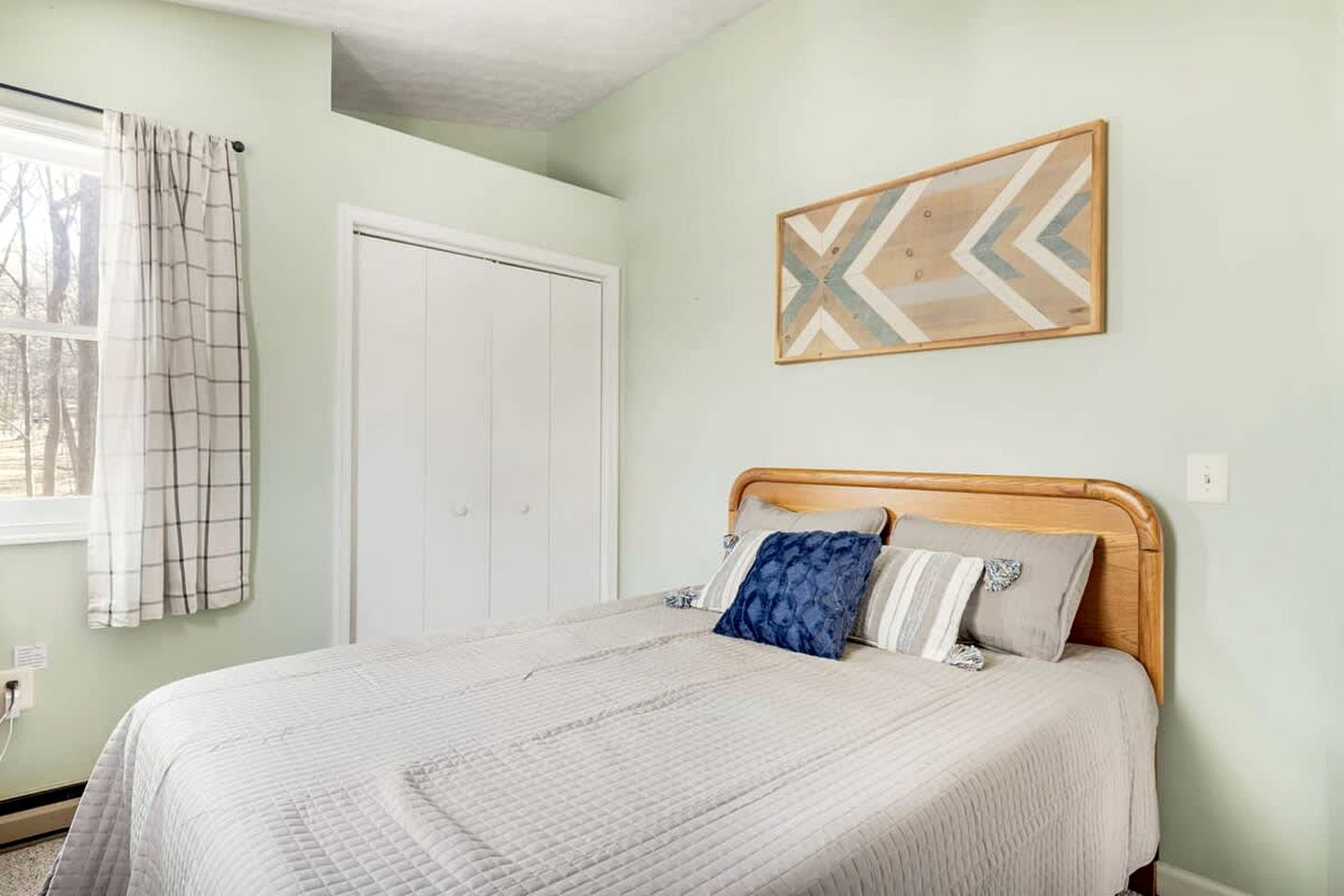 Spacious Chalet Cabin with Hot Tub, Fire Pit and Grill in Rock Gap, WV