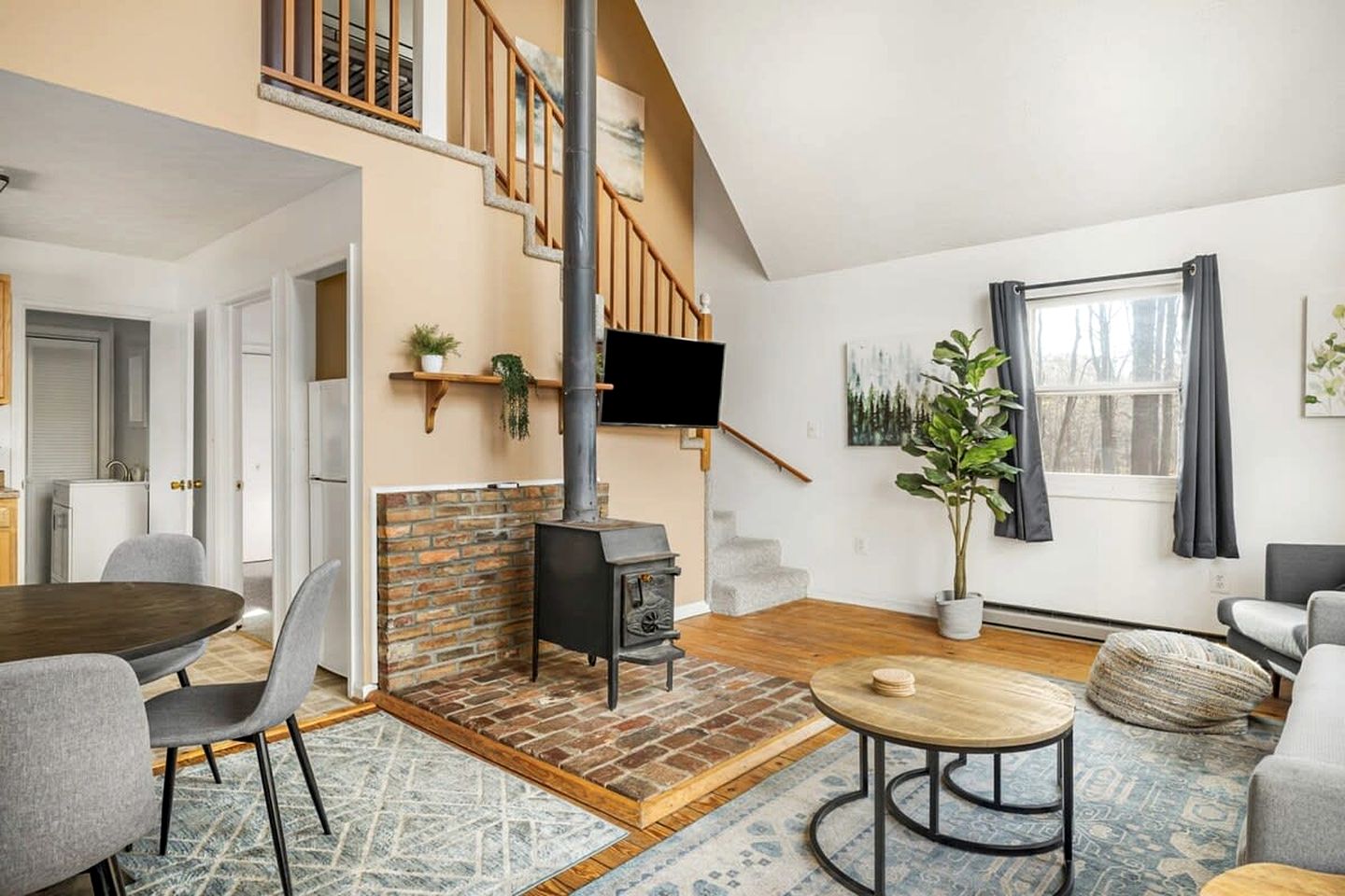 Spacious Chalet Cabin with Hot Tub, Fire Pit and Grill in Rock Gap, WV