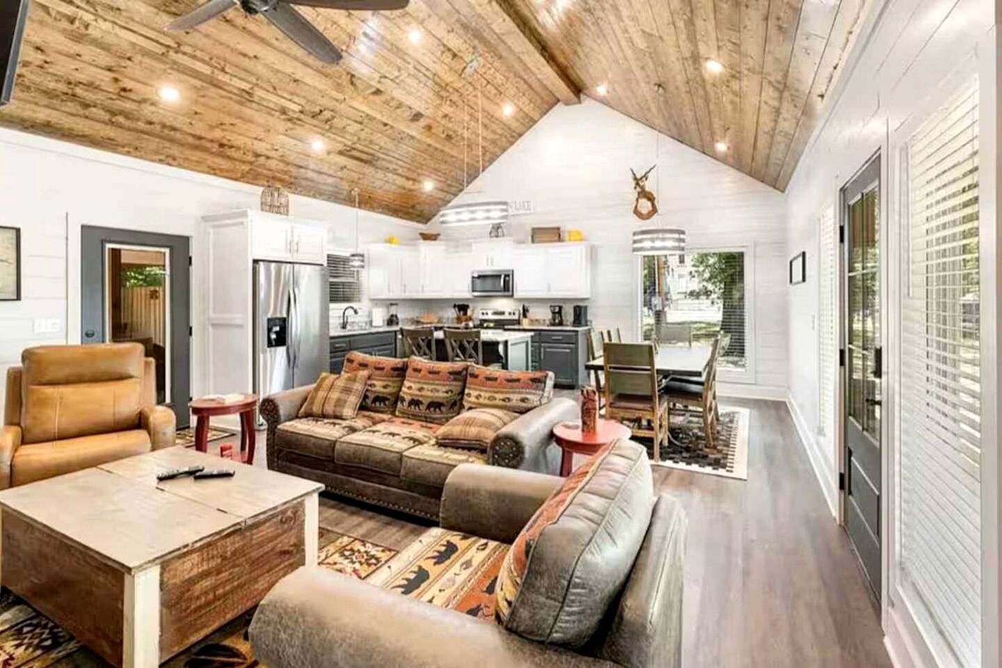 Cozy Pine-Lined Cabin with Hot Tub & Fire Pit Near Broken Bow Lake, Broken Bow OK