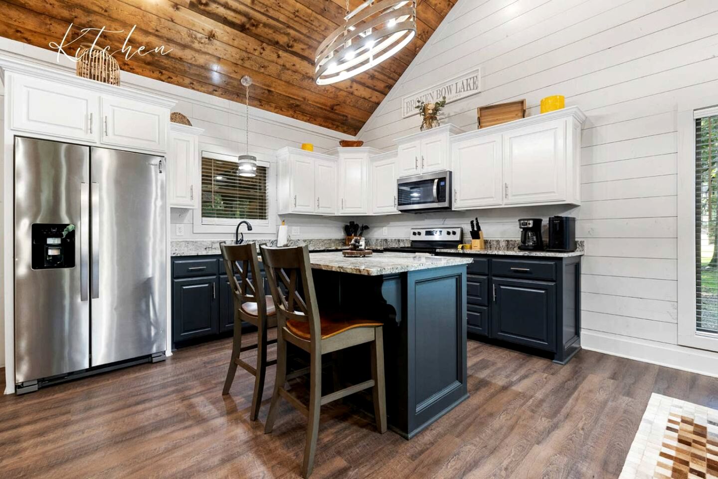 Cozy Pine-Lined Cabin with Hot Tub & Fire Pit Near Broken Bow Lake, Broken Bow OK