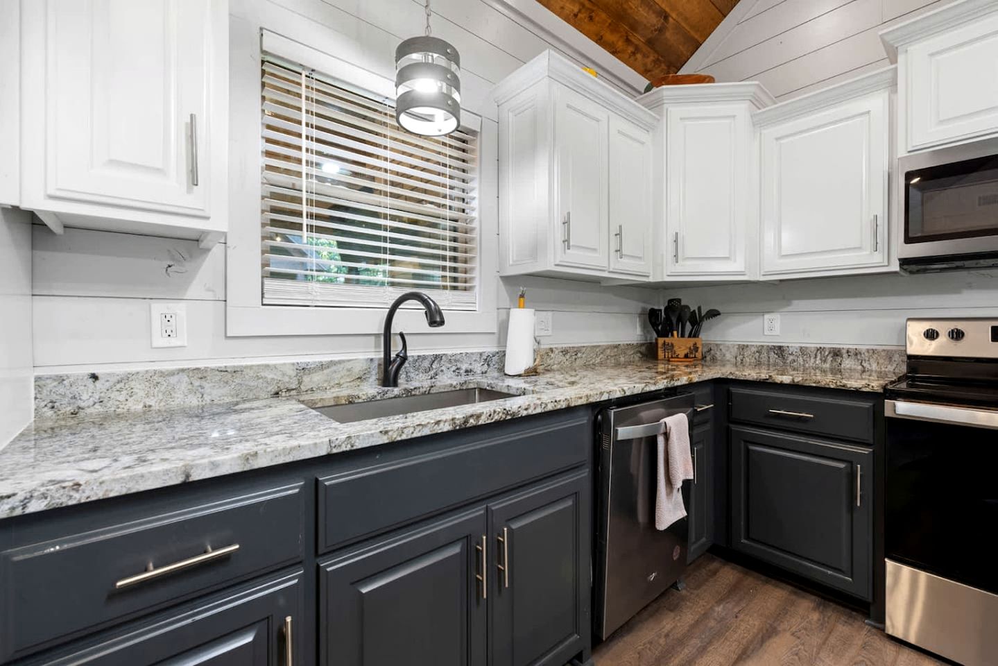 Cozy Pine-Lined Cabin with Hot Tub & Fire Pit Near Broken Bow Lake, Broken Bow OK