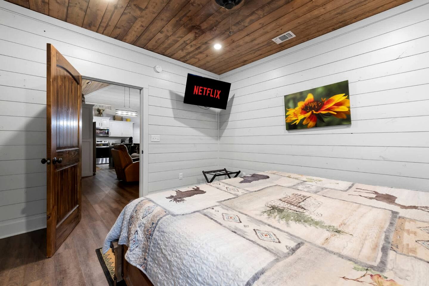 Cozy Pine-Lined Cabin with Hot Tub & Fire Pit Near Broken Bow Lake, Broken Bow OK