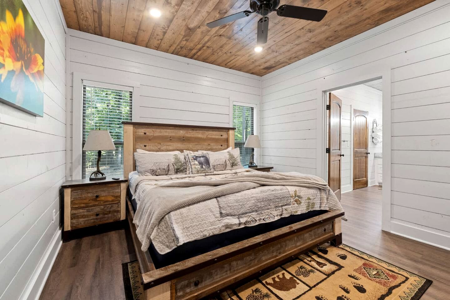 Cozy Pine-Lined Cabin with Hot Tub & Fire Pit Near Broken Bow Lake, Broken Bow OK