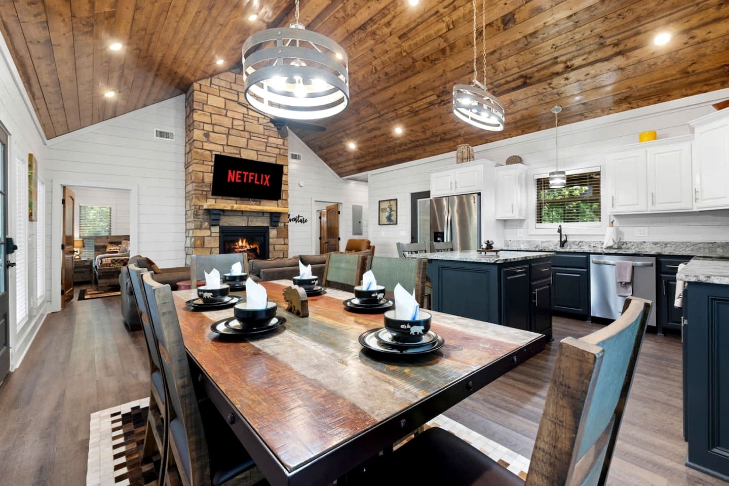 Cozy Pine-Lined Cabin with Hot Tub & Fire Pit Near Broken Bow Lake, Broken Bow OK