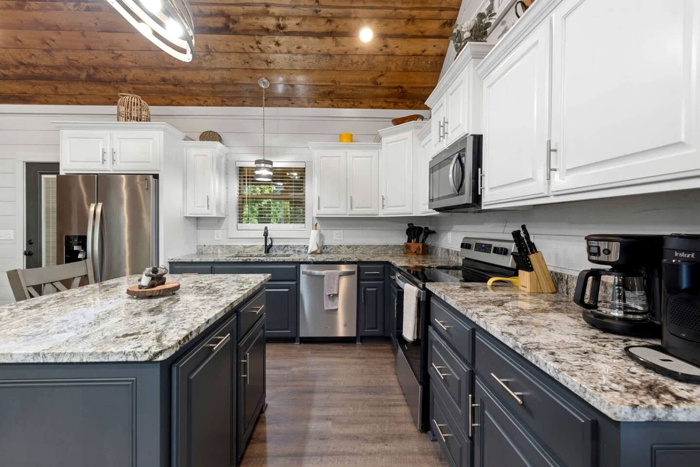 Cozy Pine-Lined Cabin with Hot Tub & Fire Pit Near Broken Bow Lake, Broken Bow OK