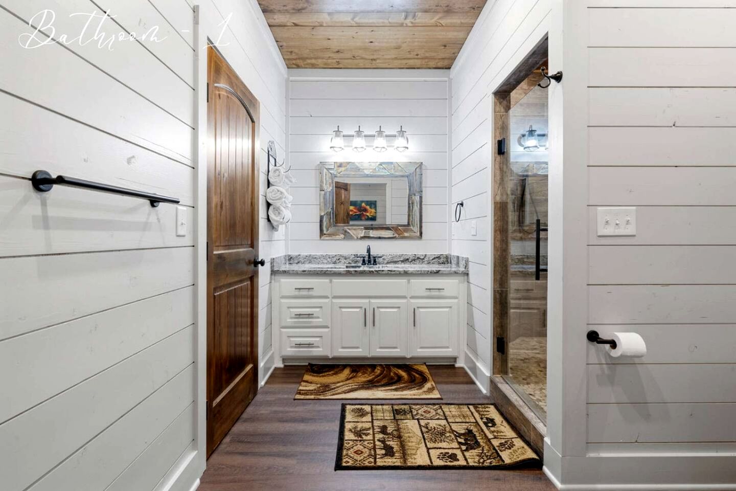 Cozy Pine-Lined Cabin with Hot Tub & Fire Pit Near Broken Bow Lake, Broken Bow OK