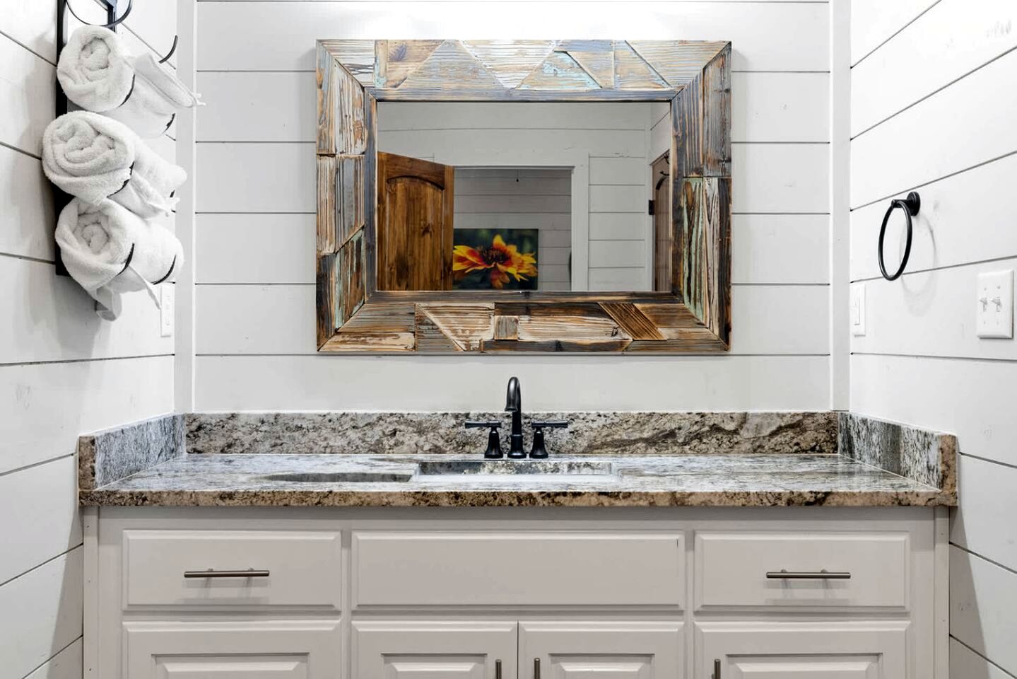 Cozy Pine-Lined Cabin with Hot Tub & Fire Pit Near Broken Bow Lake, Broken Bow OK