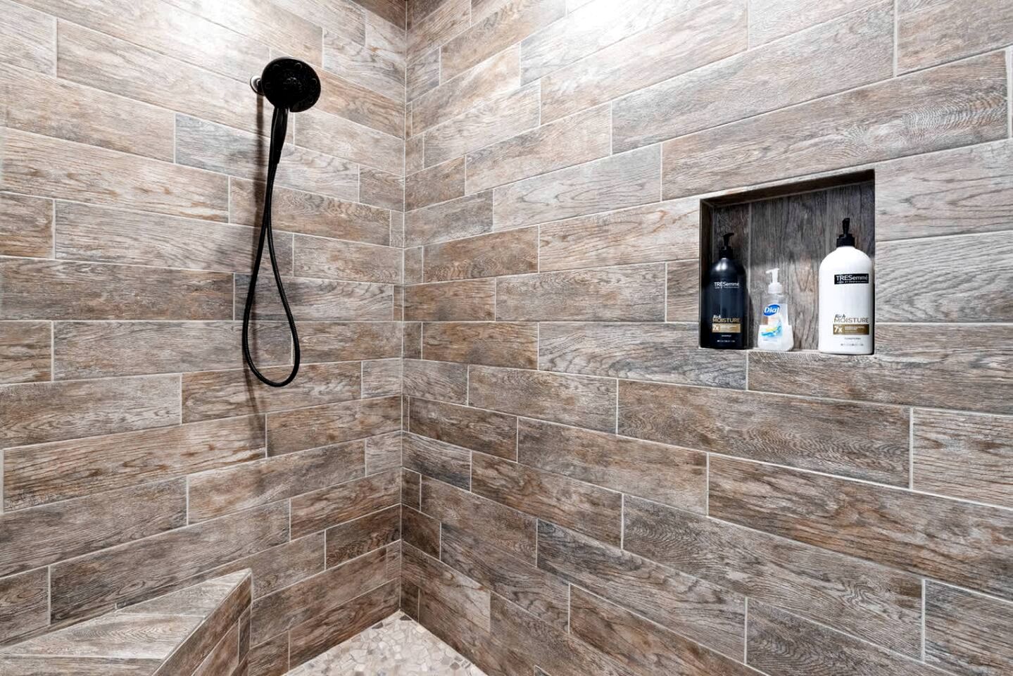 Cozy Pine-Lined Cabin with Hot Tub & Fire Pit Near Broken Bow Lake, Broken Bow OK