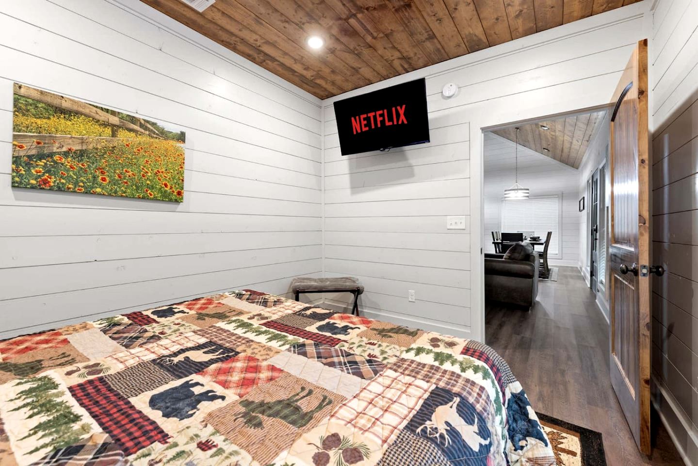 Cozy Pine-Lined Cabin with Hot Tub & Fire Pit Near Broken Bow Lake, Broken Bow OK