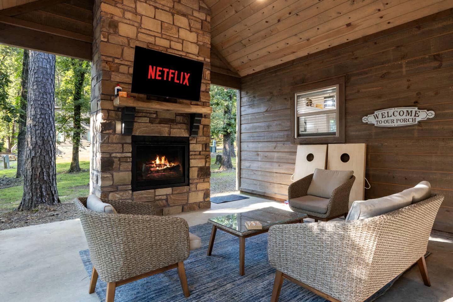 Cozy Pine-Lined Cabin with Hot Tub & Fire Pit Near Broken Bow Lake, Broken Bow OK