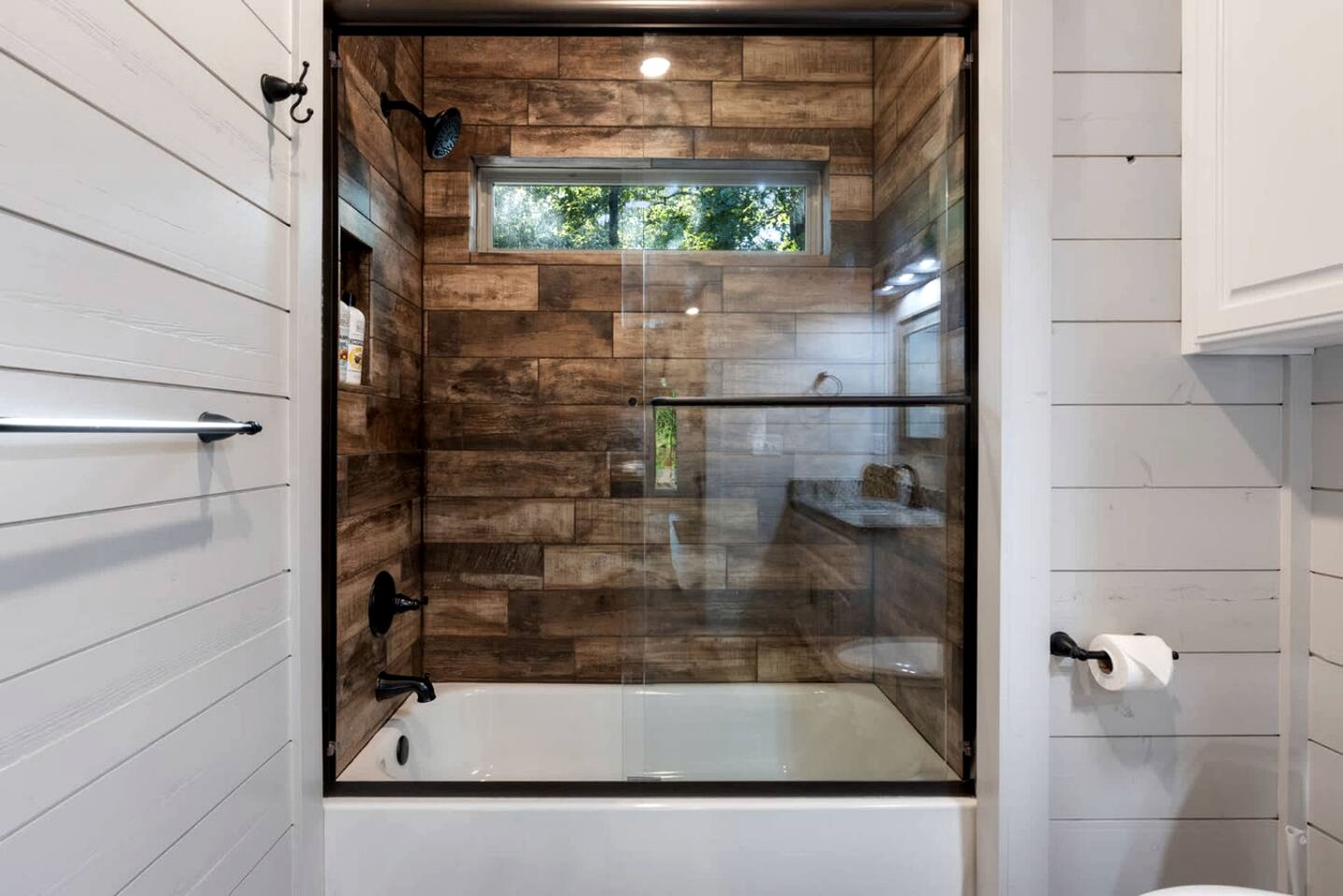 Cozy Pine-Lined Cabin with Hot Tub & Fire Pit Near Broken Bow Lake, Broken Bow OK