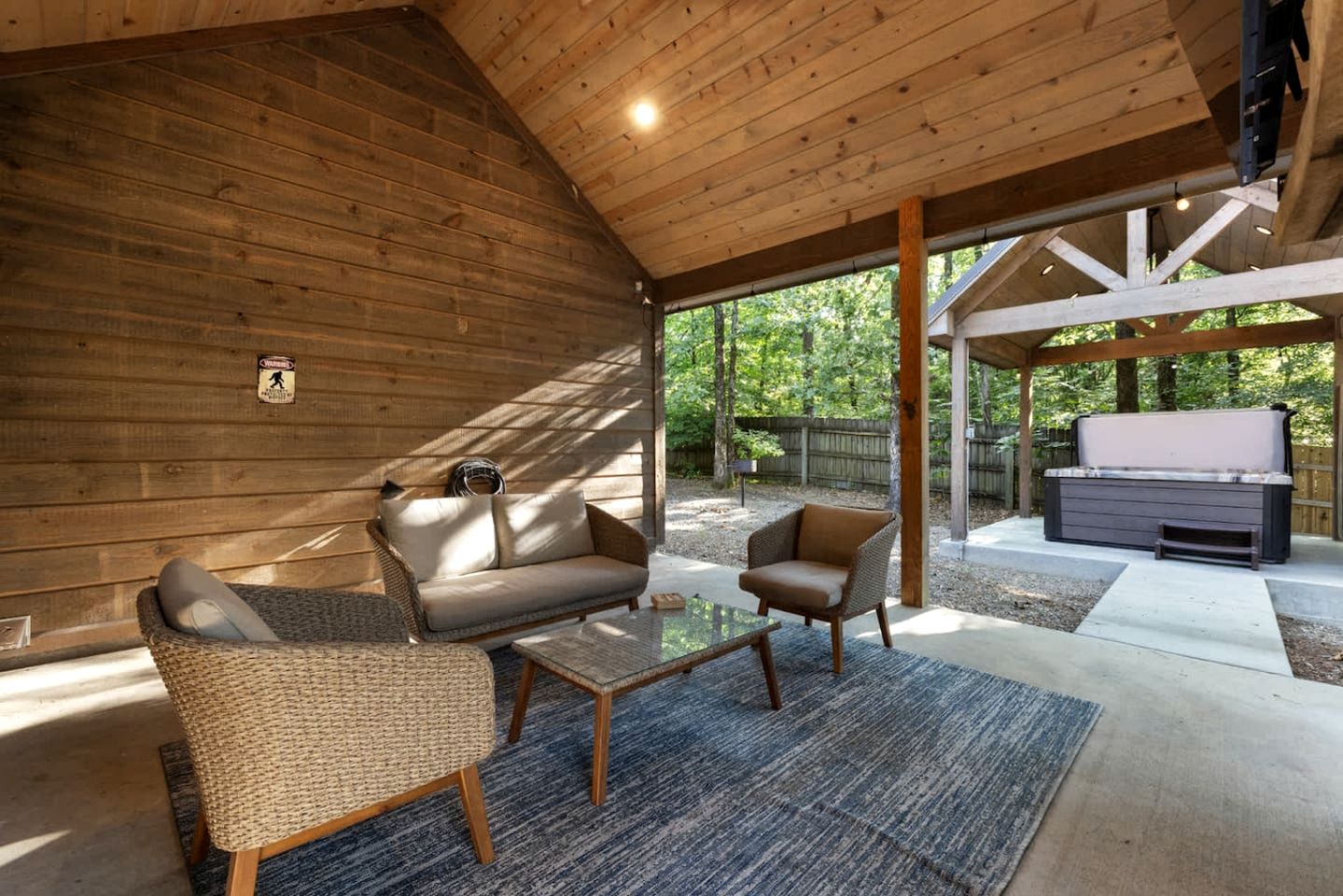 Cozy Pine-Lined Cabin with Hot Tub & Fire Pit Near Broken Bow Lake, Broken Bow OK