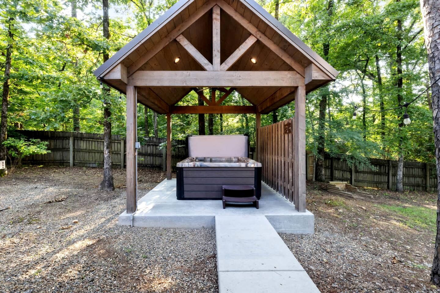 Cozy Pine-Lined Cabin with Hot Tub & Fire Pit Near Broken Bow Lake, Broken Bow OK