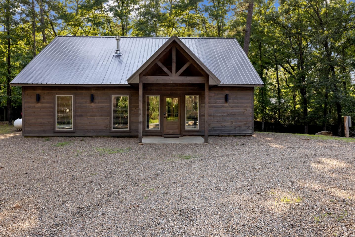 Cozy Pine-Lined Cabin with Hot Tub & Fire Pit Near Broken Bow Lake, Broken Bow OK