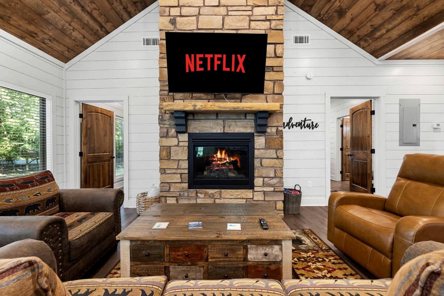 Cozy Pine-Lined Cabin with Hot Tub & Fire Pit Near Broken Bow Lake, Broken Bow OK