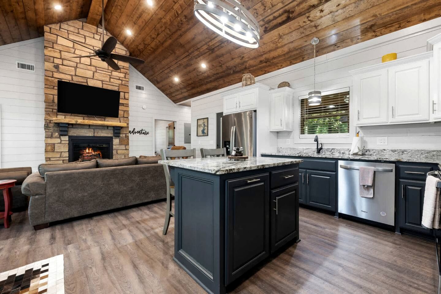 Cozy Pine-Lined Cabin with Hot Tub & Fire Pit Near Broken Bow Lake, Broken Bow OK