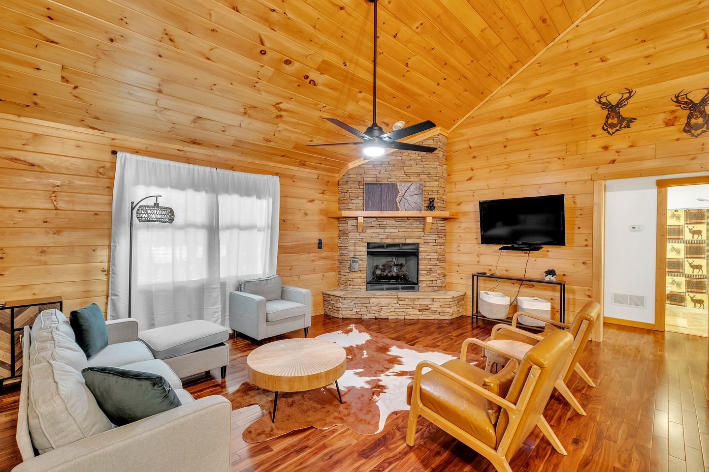 Cozy Cabin with Porch and Game Room in Ellijay, Georgia