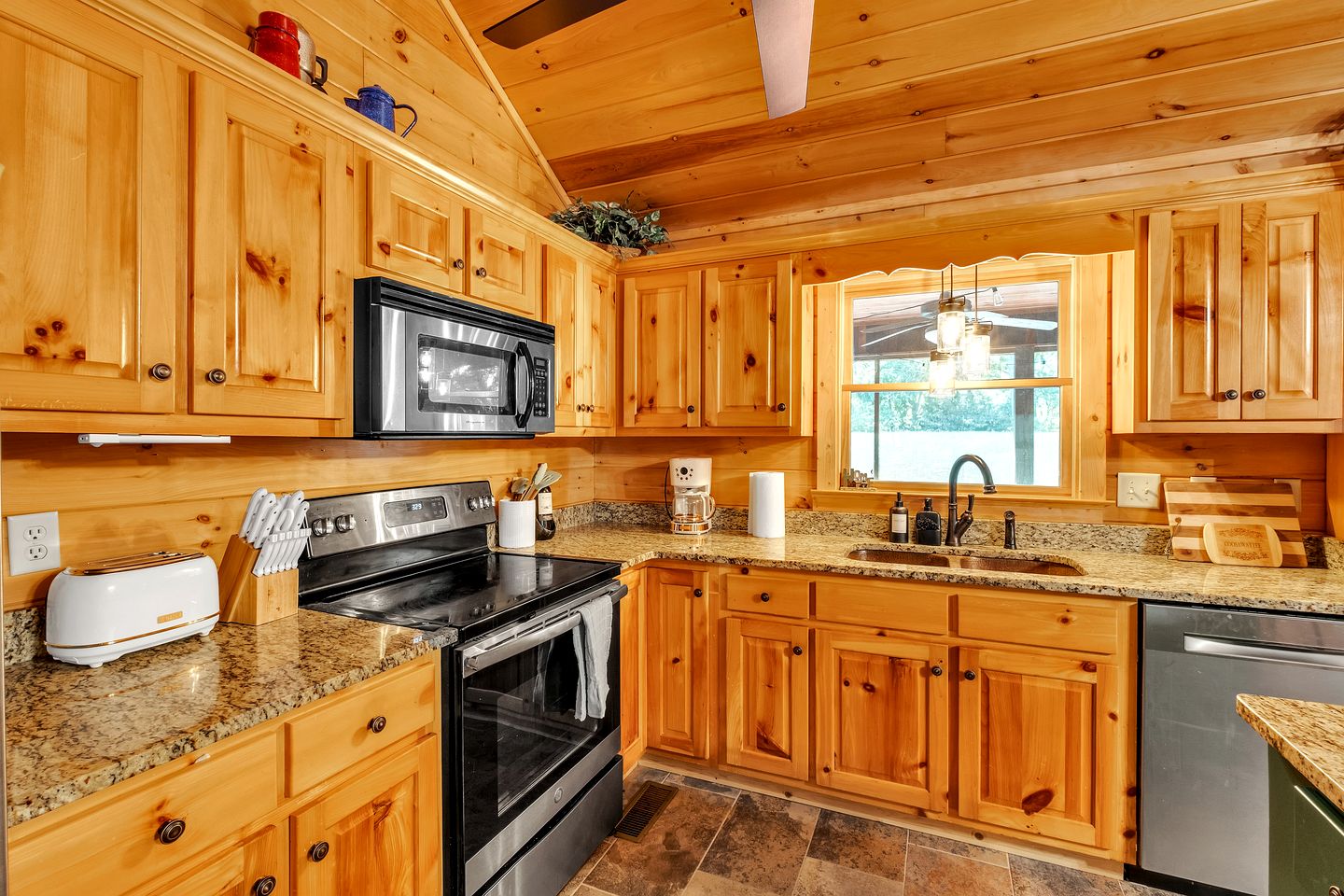 Cozy Cabin with Porch and Game Room in Ellijay, Georgia