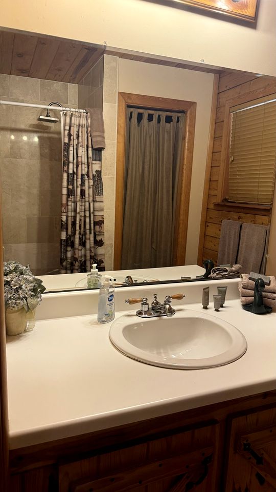 Cozy Cabin with Indoor Jacuzzi Great for Couples in Arkansas