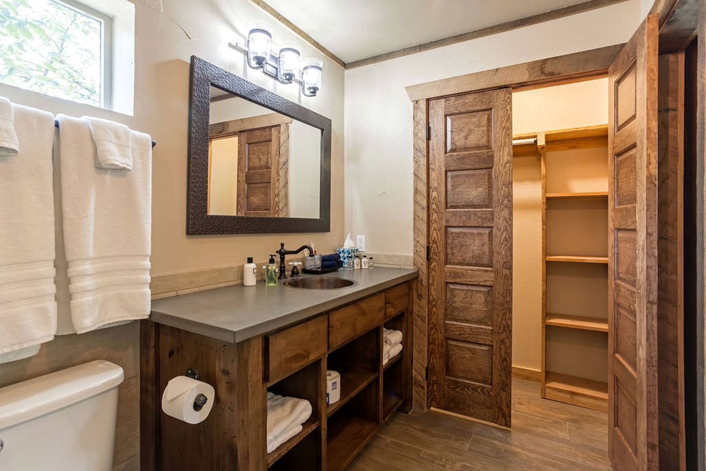 Two-Bedroom Cabin Rental with Fully Equipped Kitchen near Fredericksburg, Texas