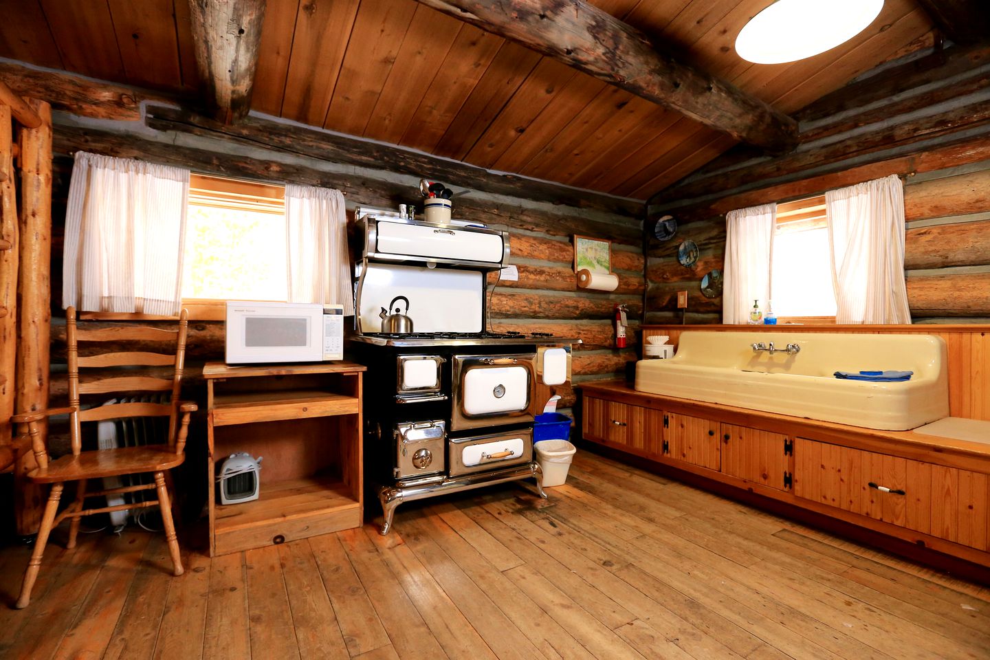 Cozy Cabin Rental with Vintage Claw Tub near Steamboat Springs, Colorado